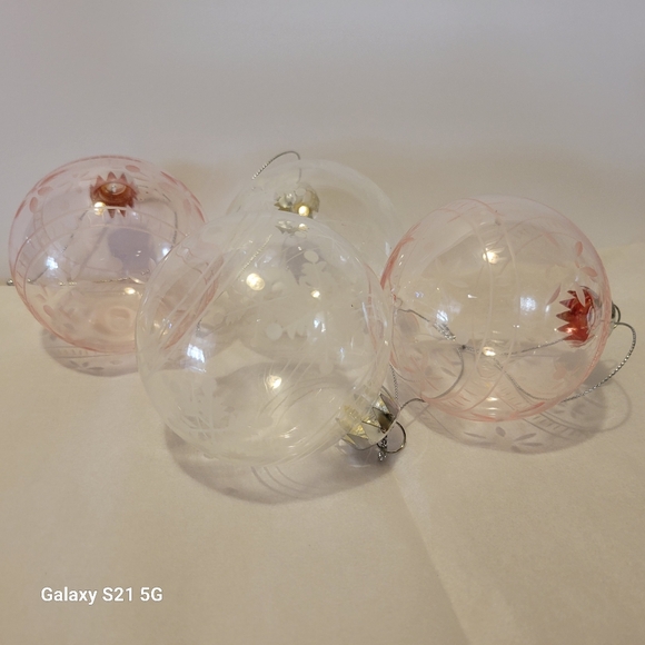 4 Christmas Ornament 2 Pink 2 Clear Glass Etched Snowflake Design - Picture 1 of 11